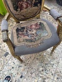 ميز • تخم • كراسي