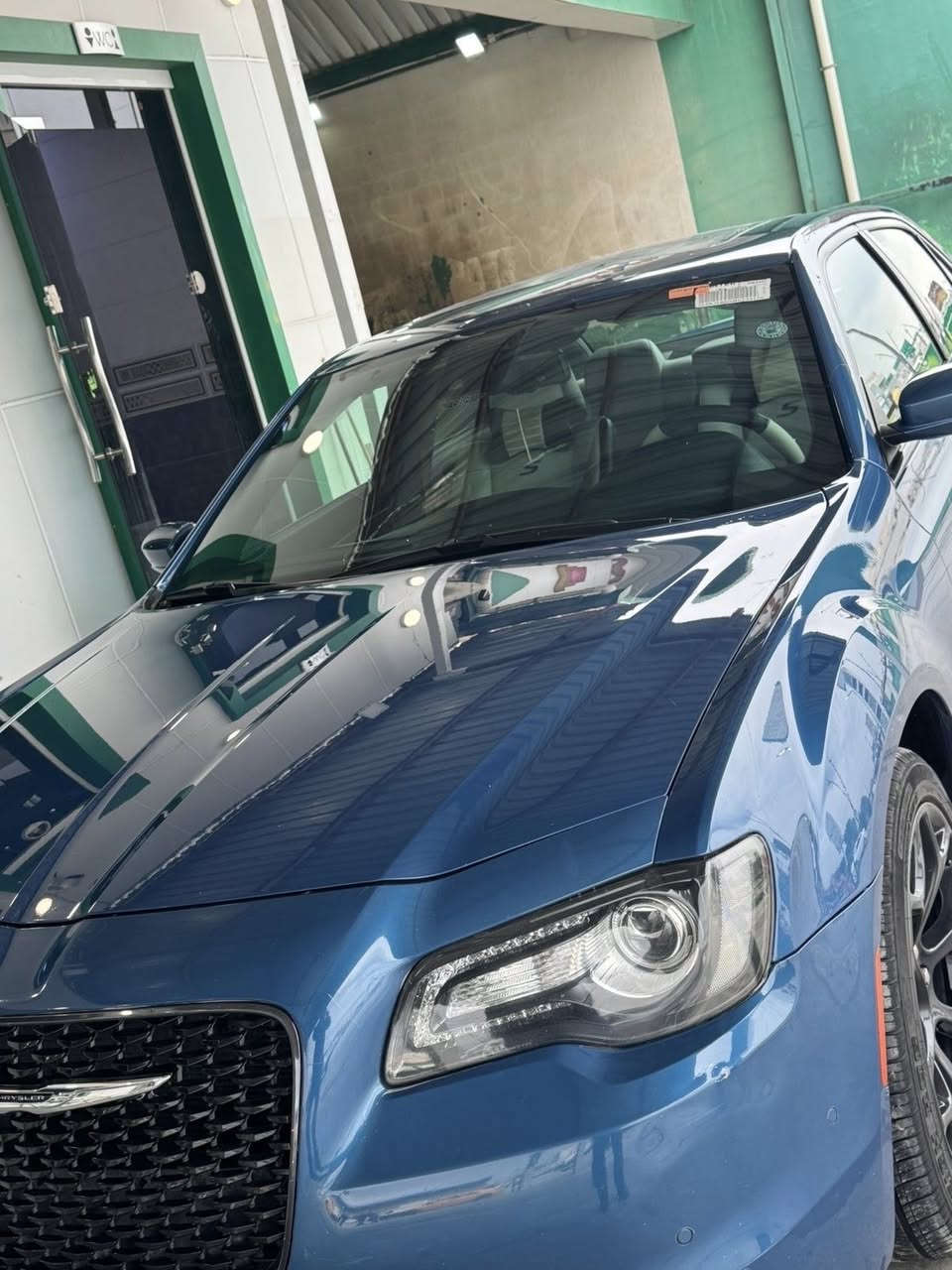 للبيع كرايسلر 300S .
الموديل : 2021  . (خليجي) . 
العداد : 75 الف
المحرك : V6 . 3.6L 
 
المواصفات :
* پانوراما . 
* رادار مع مانع تصادم . 
* نقطة عمياء . 
* حساسات امامية . 
* مصابيح امامية زنون مع LED . 
* ويل قياس 20 أنج . 
* حساسات خلفية . 
* شاشه كبيرة مع نظام ملاحة نفكيشن GPS .
* سستم صوت الپاين مع سماعات بريميوم .
* مقصورة الركاب من الجلد الفاخر .  
* المقاعد الأمامية كهربائية . 
* ذاكرة لحفظ وضعيات الجلوس (ميموري) . 
* مقاعد أمامية تبريد وتدفئة . 
* مقاعد خلفية تدفئة . 
* تشغيل عن بعد . 
* ستيرن كهربائي . 
* تدفئة ستيرن . 
* محدد سرعة . 
* تلفون بلوتوث . 
* كاميرا خلفية .
* مرايا متحسسة للاضاءة العالية .
* كير شفتر بالستيرن . 
* دخول ذكي
السعر 325 ورقة وبيها مجال 
مكان السيارة كركوك 
الرقم ***********
