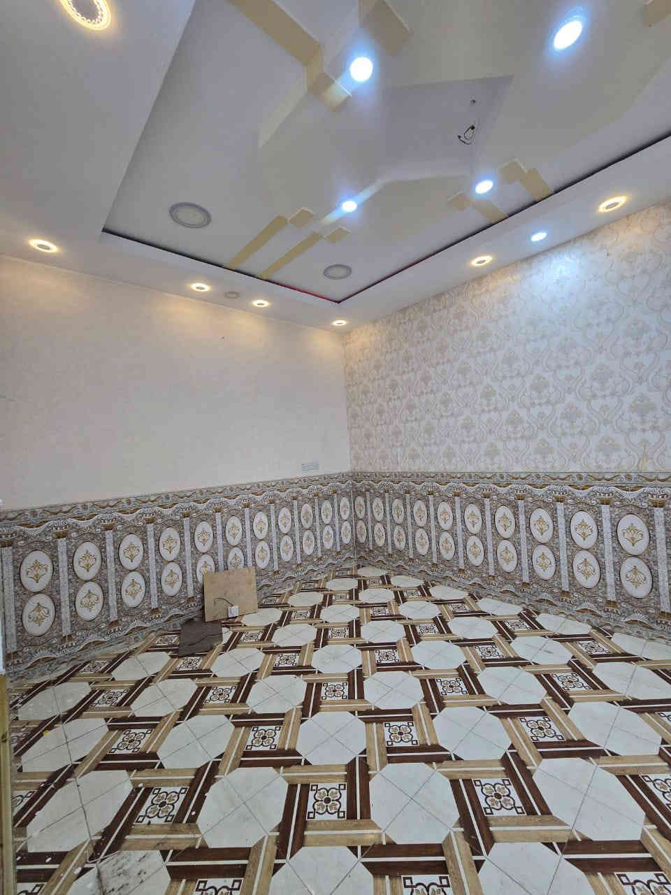 يتوفر  بيت طابق اول ‏للإيجار
العنوان حمدان قرب المركز شرطة 
تتكون 2قرف 
صالة كبيرى 
ديوانية  
صحيات  
كلش جديدة   سعر 350 شامل الماي والكهرباء 
الستفسار ***********
ابو رقيه
