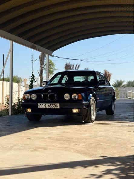 للبيع بي ام موديل 1993 
بسمي محرك كير صدر كله جديد 
حجم 535 i  محرك مفتوح مو مسكر 
كلشي شغال بيه السياره 
وارد يابان من ال 10 الاوئل 
تخم تاير 
الاستفسار ***********
مكان السياره بغداد 
غير متواجد عل الإنترنت بغداد
