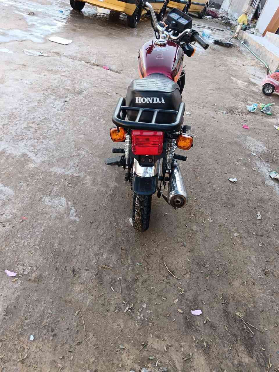 للبيع دراجه 5 كير مكينه مبدل بيها بوش وبستم فقط مكفولة من بخار وكيلها العارضي أوراق اصولي مكاتبه وكيل بسمي كهربايات كلها شغاله سلف هندر تايرات جدد مكاني نجف حي ميسان قرب جسر الإمام علي ***********
