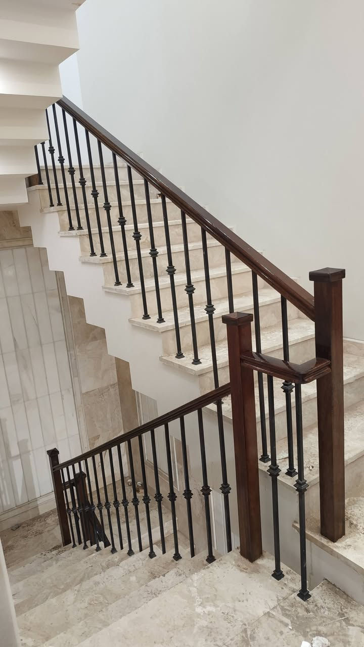 نجارة أحمد لعمل الابواب الخشبيه الحديثه والمحجرات الدرج 
***********
ناصرية السيف قرب مدرسة الكرامة
