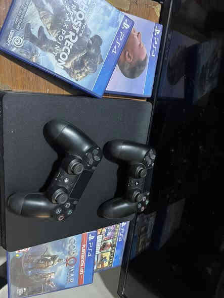 بلي فور سلم 500استخدام شخصي بعده جديد لامفتوح ولا مصلح وشرط الفحص ويا اربع العاب ويوبي اس وجوستك عدد اثنين هم اصليات وحتى باكيت هم ويا 
السعر 325 وبي مجال بسيط 
مكاني بغدادالكاضميه
رقمي ***********
