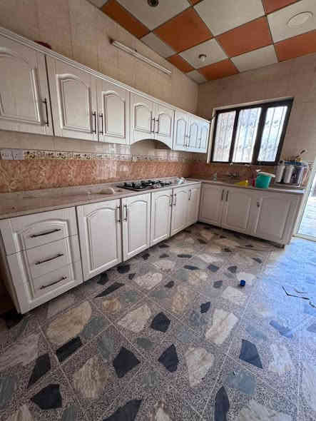 دار للبيع في تكريت الزهور الثانية حولي الزهور قرب جامع التواب مساحة 200م
شارع 15م 
تبليط ومقابيل حديقة 
طابقين يحتوي على 5غرف نوم 
ومطبخ حار وبارد وحمامات داخلية وخارجية  ارضية كاشي مطعمة بمرمر أبواب خشب صاج كتائب حديدة كامله للبيت كله ما ناقصة اي شي فقط جيب غراضك وتسكن
سعر 185
***********
