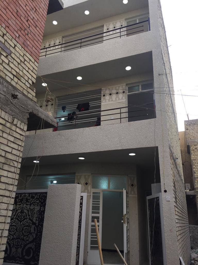 دار سكنية للبيع في موقع مميز جداً ..
طابو صرف..في بغداد / الاعظمية في الشارع المحاذي لطريق جامع النداء باتجاه ساحة عنتر .. قرب مدرسة المهج .. بناء حديث درجة أولى غير مشغول مساحته ٥٢,٢٥ متر مربع ( الواجهة ٥,٥٠ والنزال ٩,٥٠ ). مكون من ثلاث طوابق ، يحتوي الارضي على صالة ومطبخ بمدخل منفصل لكل منهما وحمام شرقي وغربي مع التاسيسات الصحية الكاملة للغسالة ومنظومة تحلية الماء بالاضافة الى الدرج والمنور.. 
والطابق الاول يحتوي على غرفة نوم وحمام غربي ومخزن وبالكون ، ويحتوي الثالث على غرفة نوم ومخزن وبالكون وسطح اول وسلم حديدي للسطح الثاني.
***********
