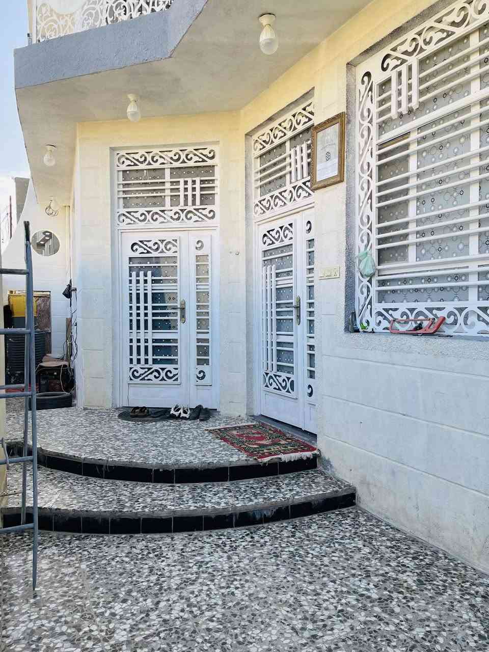 ⸻
🏡 بيت جميل للبيع – مواصفات ممتازة 🏡
🏠عنوان زوير / فرع مضيف الرسول الاعضم يبعد عن كرونيش 50م شارع رئيس وعن جسر بته 1كيلو موقع جداً ممتاز 
🔹 المساحة: 180م
🔹 الواجهة: 12وربع م
🔹 البناء: طابقين

تفاصيل البيت:
 • 🛏️ 3 غرف نوم مريحة
 • 🚿 مجمع صحيات (2)
 • 🛋️ 2 صالة واسعة ومناسبة للعائلة
 • 🍽️ كندور (مطبخ مرتب وعملي)

✨ البيت مرتب، تصميمه عملي، مناسب للسكن العائلي
✨ موقع هادئ وقريب من الخدمات
✨ سعر 260 قابل للتفاوض للجادين

📞 للاستفسار والمعاينة يرجى التواصل على الخاص / ***********
