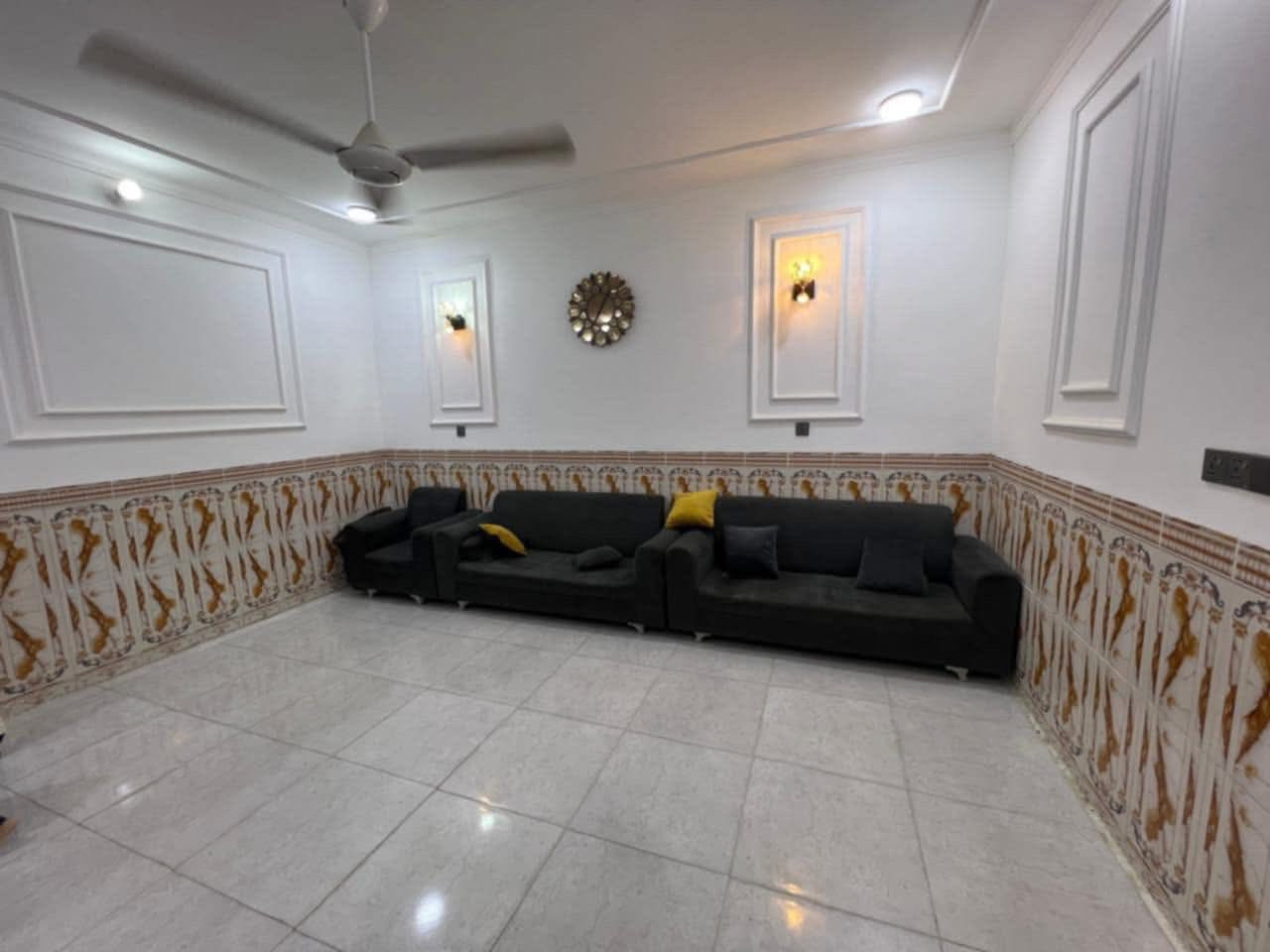 السلام عليكم بيت للبيع بكاع حي بابل بالزراعي قريب ع التانكي او مساحته 100 واقع حال 112 البيت نظيف جداً 
يحتوي على 
غرفه نوم + حمام داخلي 
هول 
استقبال 
مطبخ طولاني كما موضح بالصوره 
صحيات خارجيه 
السعر كلش مناسب 
للاتصال ***********
