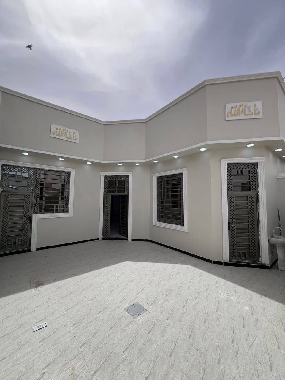 اسعد الله اوقاتكم بكل خير أحبتي
بيت #ثلاث غرف #وبسعر_70
ماكو هيج سعر بيت بلاش
هذا البيت #للبيع 🏠

المساحة :: 170م 

ملك صرف زراعي عراقي نموذج 25

#يحتوي :: كراج واسع . استقبال . صحيات خارجية

مطبخ . صالة . #ثلاث غرف منام . صحيات داخلية

منور . درج . إضافة إلى سطح خارجي .
———
البصرة - ابي الخصيب - ابو كوصرة 

يقرب من السايدين الخارجي بمسافة 600م
———
#السعر_المطلوب :: 70 مليون قابل للتفاوض 

شارع 8م وقريب من شارع ابوكوصرة الرئيسي

#الخدمات :: مدارس 5 دقائق مشي ماء كهرباء 

سناتر منطقة سكنية ومرتبة .
———
#للأستفسار ::***********
