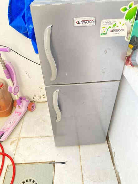 السلام عليكم ثلاجة حجم وسط كينوود للبيع شغالة تبريد ثلج ماداخلة تصليح للبيع السعر 100 الف و بيهة مجال المكان بغداد ***********
