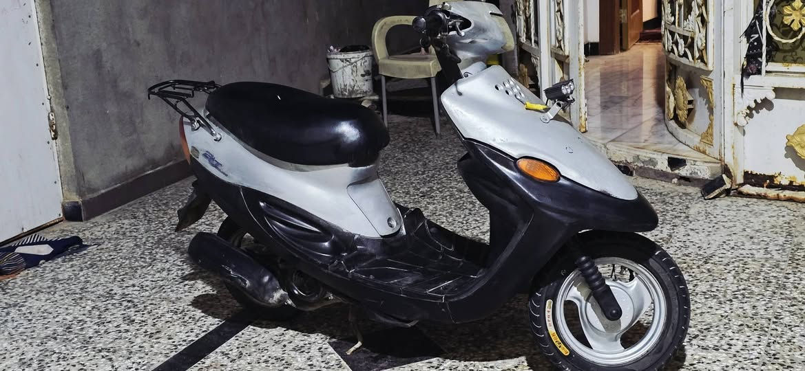 السلام عليكم 
دراجه بيجي لون رصاصي
دراجه مشيها حلو كلش معدل شرط 55 
كاملة من سلف وهندر وكهربائيات اشاير لايت رماش وعالي عداد   سرعه عداد بانزين 
قفل ستيرن قفل جنطه  وزوج تواير جدد وياله نضيفه 
مال جنااااااي دراجة جاهزه من الاخير 
سعر 325وبي مجال بسيط مكان سماوه مراسله فيس او واتساب ***********
