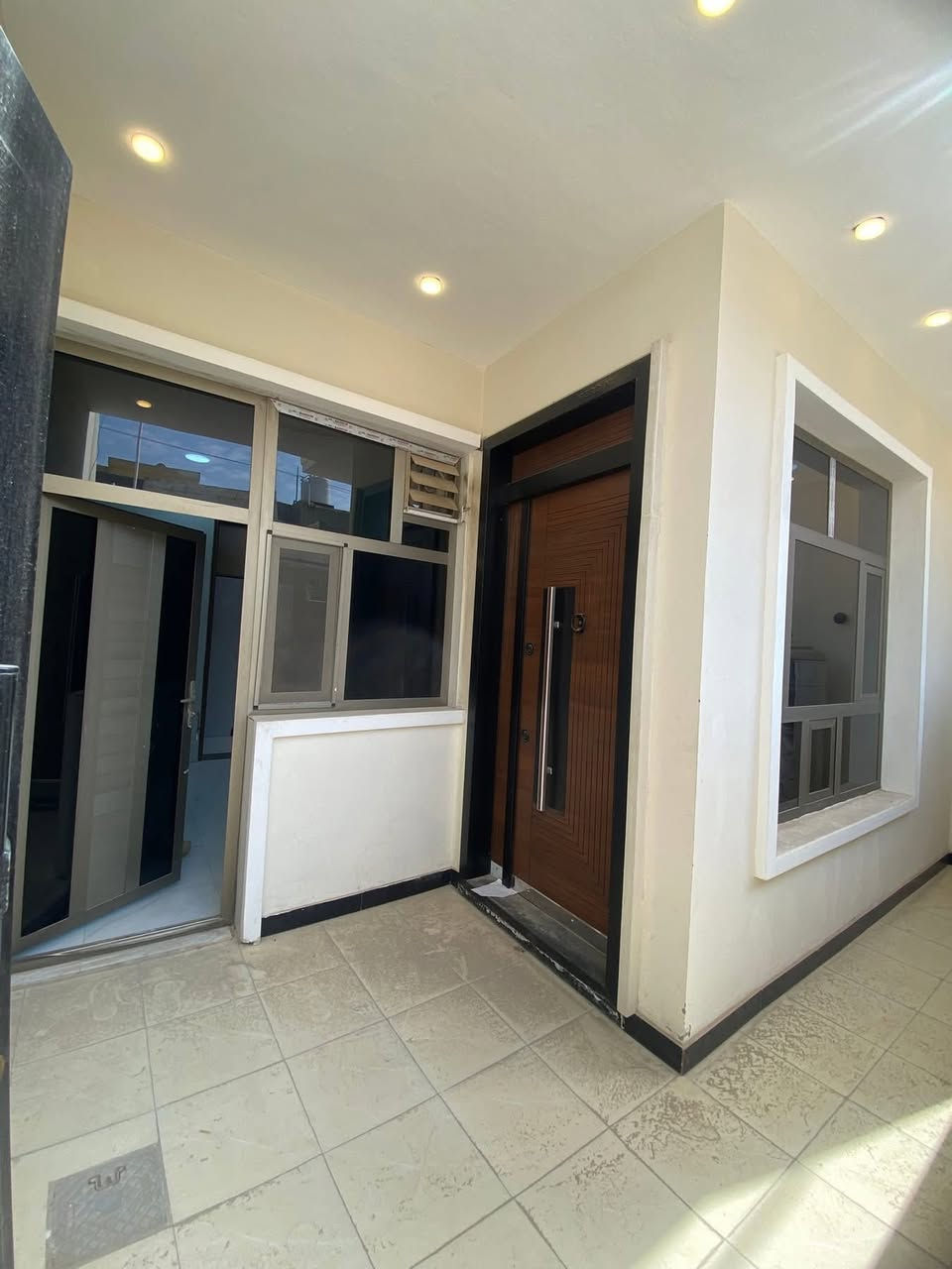 #دار_لليجار_مساحه_100متر_واجه_6اوربع_نزال16
يحتوي على 3غرف نوم 🛌 +صاله+ستقبال+مطبخ+صحيات
📍العنوان بغداد الدوره مدخل البوعيثه مجمع السلطان الاول  
الاستفسار *********** بيت زيرو محد كاعد بي
