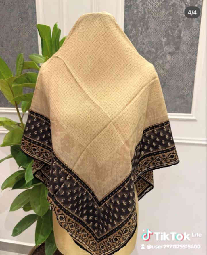 السلام عليكم اخوتي الكرام موجود عدنه انواع الحجابات اسعار مناسبه للتواصل *********** وتساب موجود
