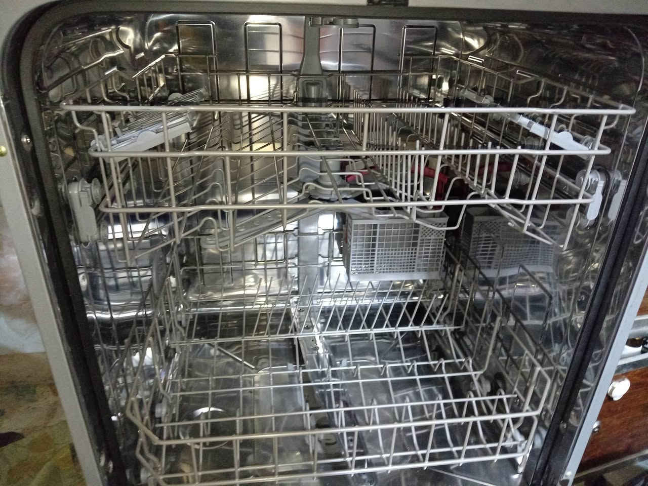 سلام عليكم للبيع غساله صحون نضيفه جدا شغاله عنوان بغداد ***********
