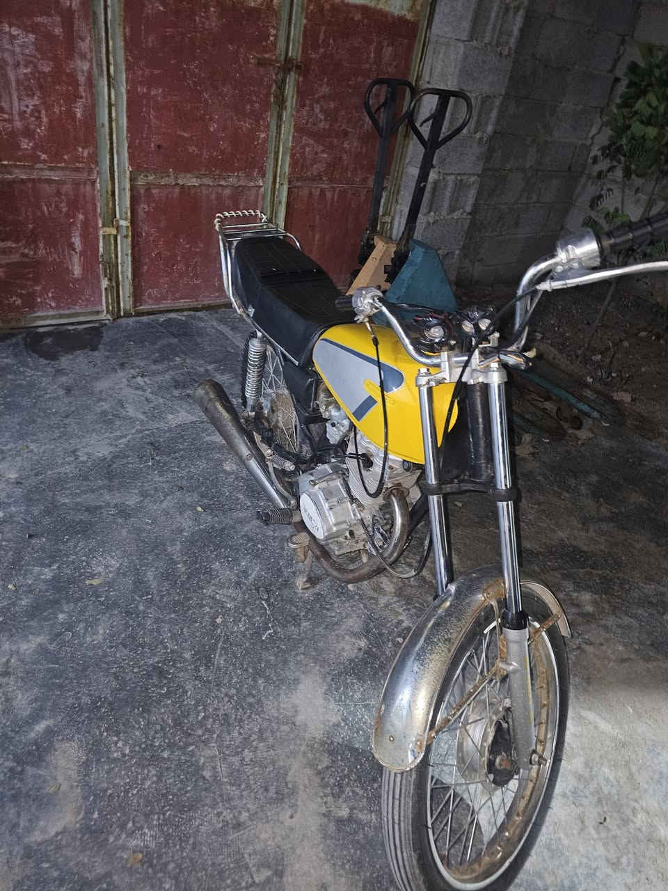 سلام عليكم شباب دراجه ادوات ايراني حلوه ونضيفه 
 السعر 350وبيها مجال البصره سفوان ***********
