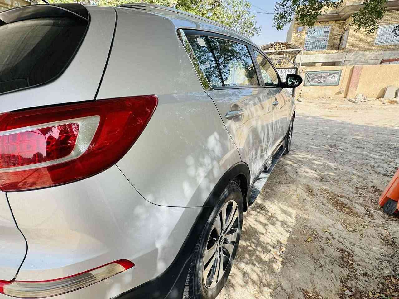 السلام عليكم،
معروض للبيع سبورتج 2012 رقم سليمانية (دولي).
 • الهيكل الخارجي: خالٍ من الحوادث والصبغ.
 • الكهربائيات: شرط بلادي ، كل شيء أصلي وما بيها لا تيب ولا چطل.
 • المحرّك: بيه صوت چكچة خفيفة، صار أكثر من 6 أشهر على هالوضع بدون أي نقص بالزيت ولا ضعف بالعزم، والسيارة طبيعية جدًا ومستقرة.
 • عداد الكيلومترات: 206,000 كم.

📍 مكان السيارة: الديوانية / حي الجزائر
📞 للاتصال: ***********
السعر ١٣٩$
