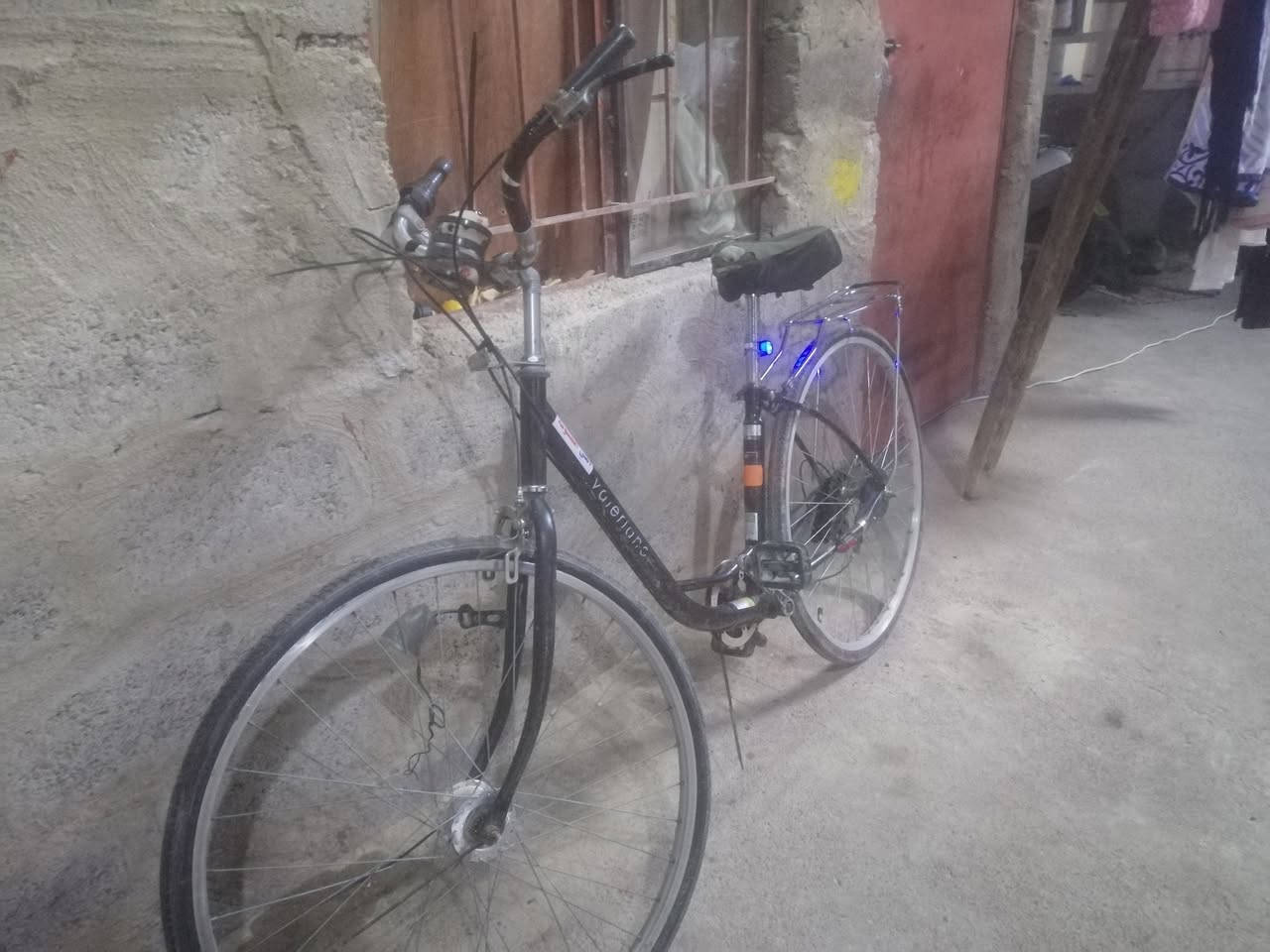 سلام عليكم بيسكل للبيع مابيه صبغ شرط انطيكيه الباسكلا بوري واحد  المرغوب  كلشي ما تصرف عليه      وذه اكو مروس ماطور  شحن  فقط.  المكان موصل جانب اليمن حي  القتصادين.   رقم الهاتف***********
