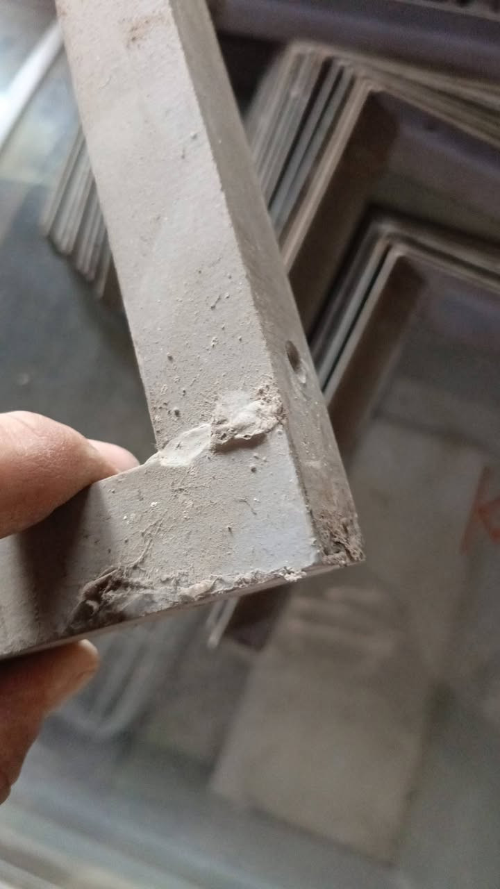 زاوية قيناص حديد للبيع 32 قطعه يفيدن للرفوف ابعدهن تقريبا عشرين في خمسه وعشرين سم مكان بغداد الحريه 
***********
