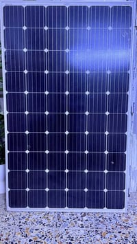 عندي لوح واحد مستعمل قليل جدا  270 واط 07712991176  واتساب   مكاني بغد...