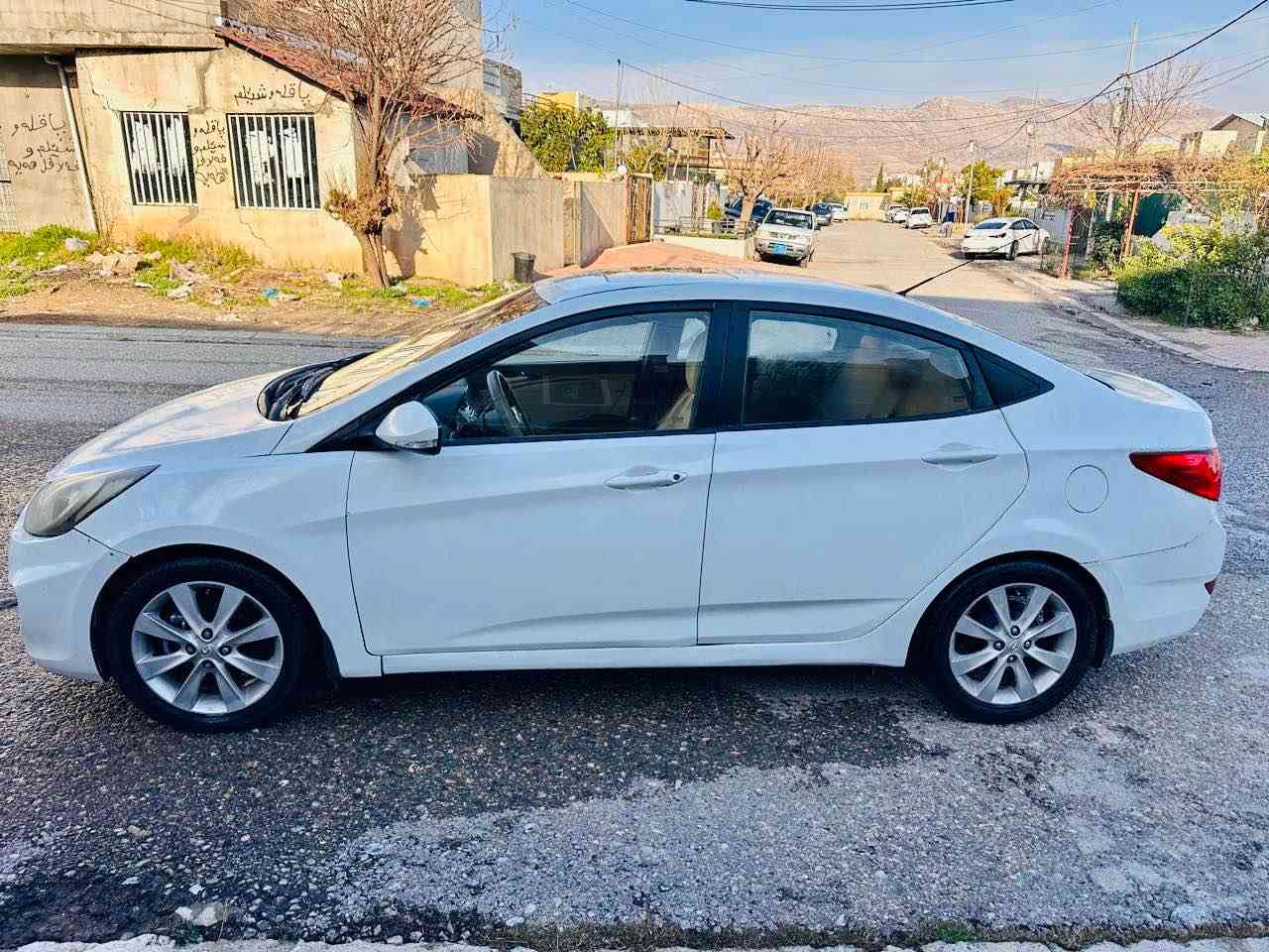 ***********….***********
هیوندای ئەکسنت مۆدیل2011فول مواسفات خلیجی ناوزەرد مەکینە گەورە سلایت ٥ویل کرۆم ڤۆلیۆم یەدە  نیزام ئیکۆ زۆر مواسفاتی تر سەیارەکە ٥پارچەونیوەی سەقفی سبوخ بەبێ ناوگرتن و دەعم ٥پارچەی هیچی پێوە نیە نەسبوخ نەتعدیل سارد.پشت و پێشی کەبسە .گێڕومەکینە و تەبریت و تاخم پێش و توندوتۆلی بەشەرت مەسروفی تیانیە.کۆبۆنی بەنزینی کەرکوکی هەیە.نرخی75وەرەقە  مجالیکی کەم كويسينجاك, أربيل
