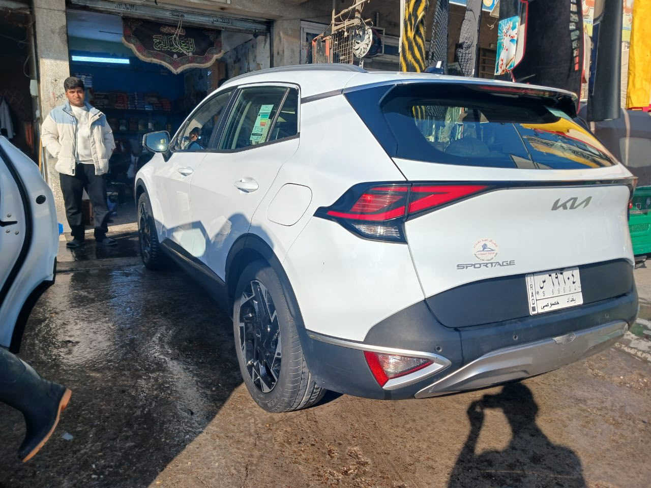 السلام عليكم
كيا سبورتج 2022خليجي بيها رصعه بل باب مبينه بل صور 

نص فول

ماشيه 17 

حساسات امامي

حساسات خلفي

لايت زينون + LED

كشافات 

Apple Car play شاشة

كاميرا خلفية.

Cruise مثبت السرعة

المودات والأوامر الصوتية

Drive Mode أوضاع القيادة

فحص أنظمة السيارة

حساسات ضغط اطارات

شفتات مقود

نظام ترحيب

قطعتين تبريد

هاند بريك بصمة

نظام مانع الانزلاق

نظام نزول المنحدرات

مخرج منفذ الطاقة

اطفاء ذاتي

السعر 205 وبيها مجال 

مكان السياره الشعب. 
***********
