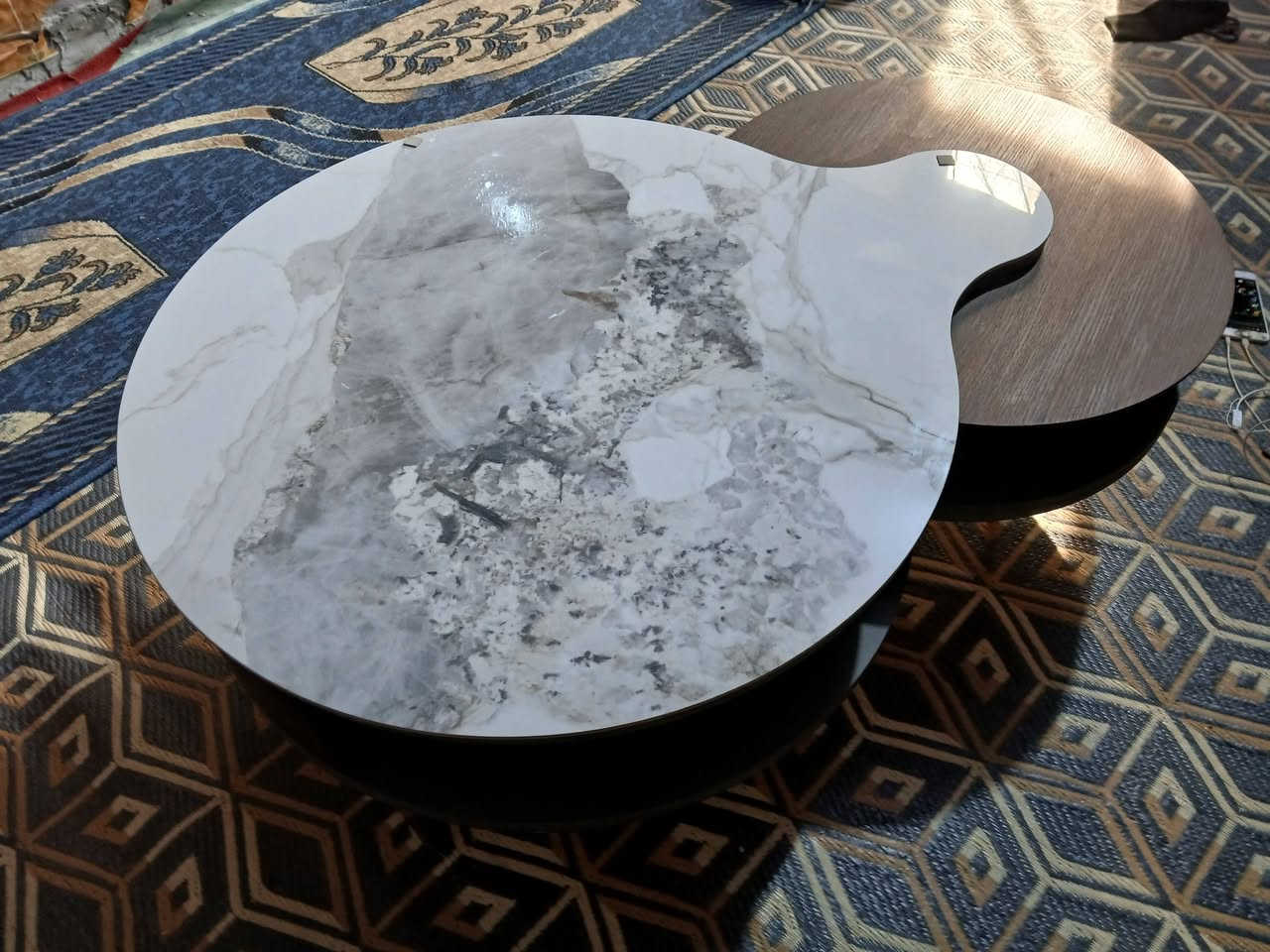 طبله وسطيه ماركه اصليه نظافه ١٠٠/١٠٠فيها مجرات دواره لتقديم الكرزات وواجبات الضيافه للاستفسار *********** بغداد
