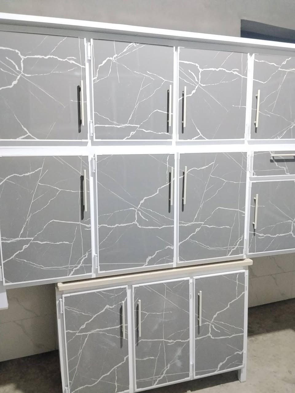مرحبا انواع الكاونترات متوفره جميع  الالوان  الطول مترين مع سنك مرمر متر وعشرين العنوان بعقوبة صناعه الثالثه عل عثمانيه وعندي خدمه توصيل بكروه ***********
