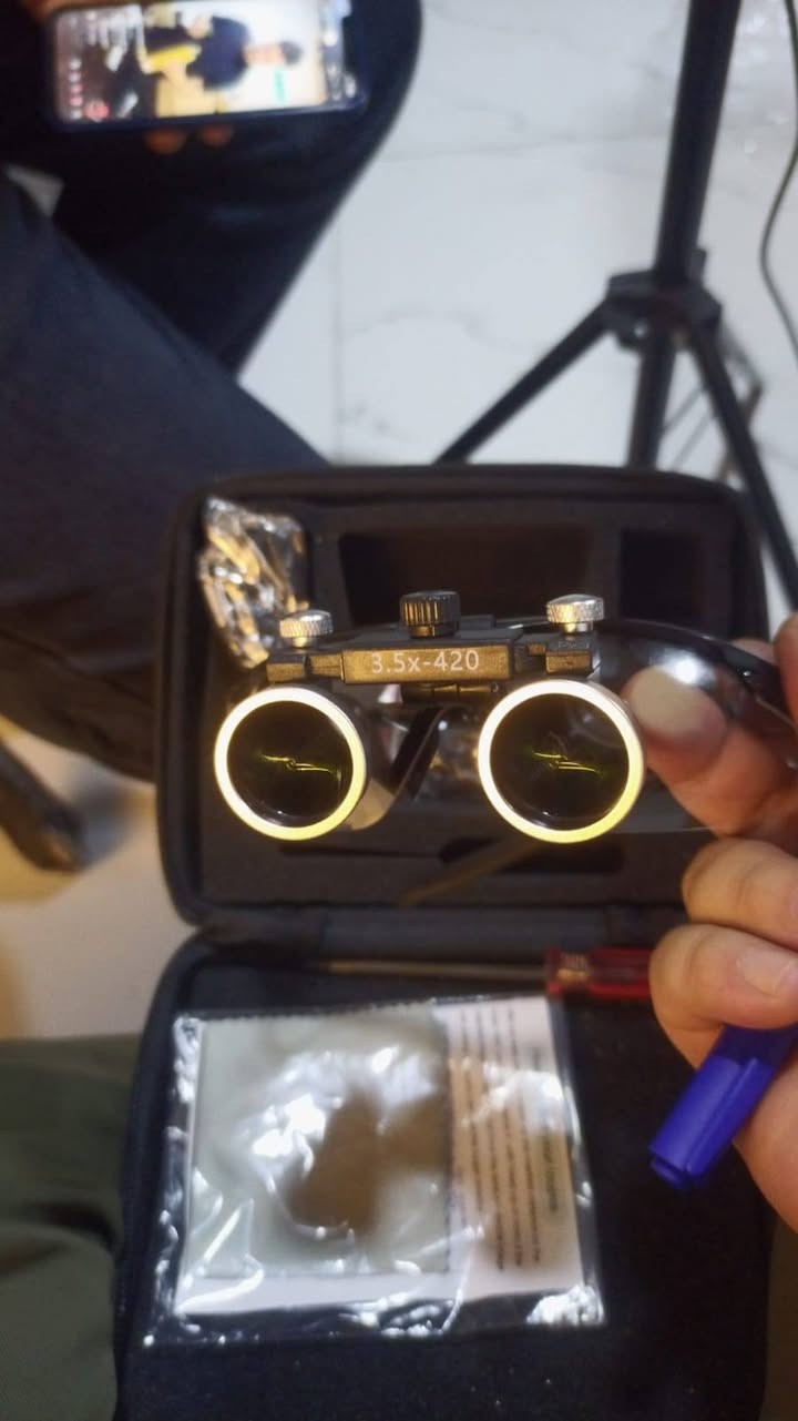 مكبر طبي (Dental / Surgical Loupes) للبيع
​لأطباء الأسنان والجراحة، لرؤية أدق التفاصيل بأعلى وضوح.
​قوة التكبير: 3.5x (يكبر الصورة ٣.٥ مرات).
​مسافة العمل: 420mm (المسافة المثالية بين العين والمريض).
​المميزات: خفيف الوزن، يتعدل حسب العين، ويقلل من تعب العين أثناء الشغل.
​الحالة: جديد وما مستعمل، ويه الجنطة الخاصة بيه. دار بنديهكان, السليمانية


**إذا كنت صاحب هذا الإعلان وتريد حذفه لأي سبب، رجاءا أرسل رسالة إلى الدعم الفني**