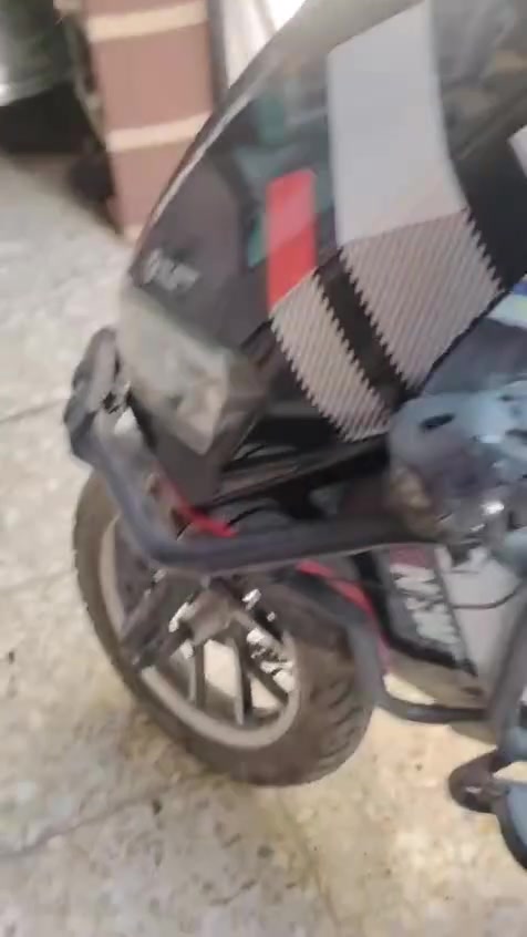سلام عليكم دراجه شحن البيع نضيفه وحلوه واي خلل مابيها وجاهزه مكانها بغداد البلديات بضهر المصرف سعرها ٨٠٠ الف وبيها مجال رقم صاحب الدراجه ***********
