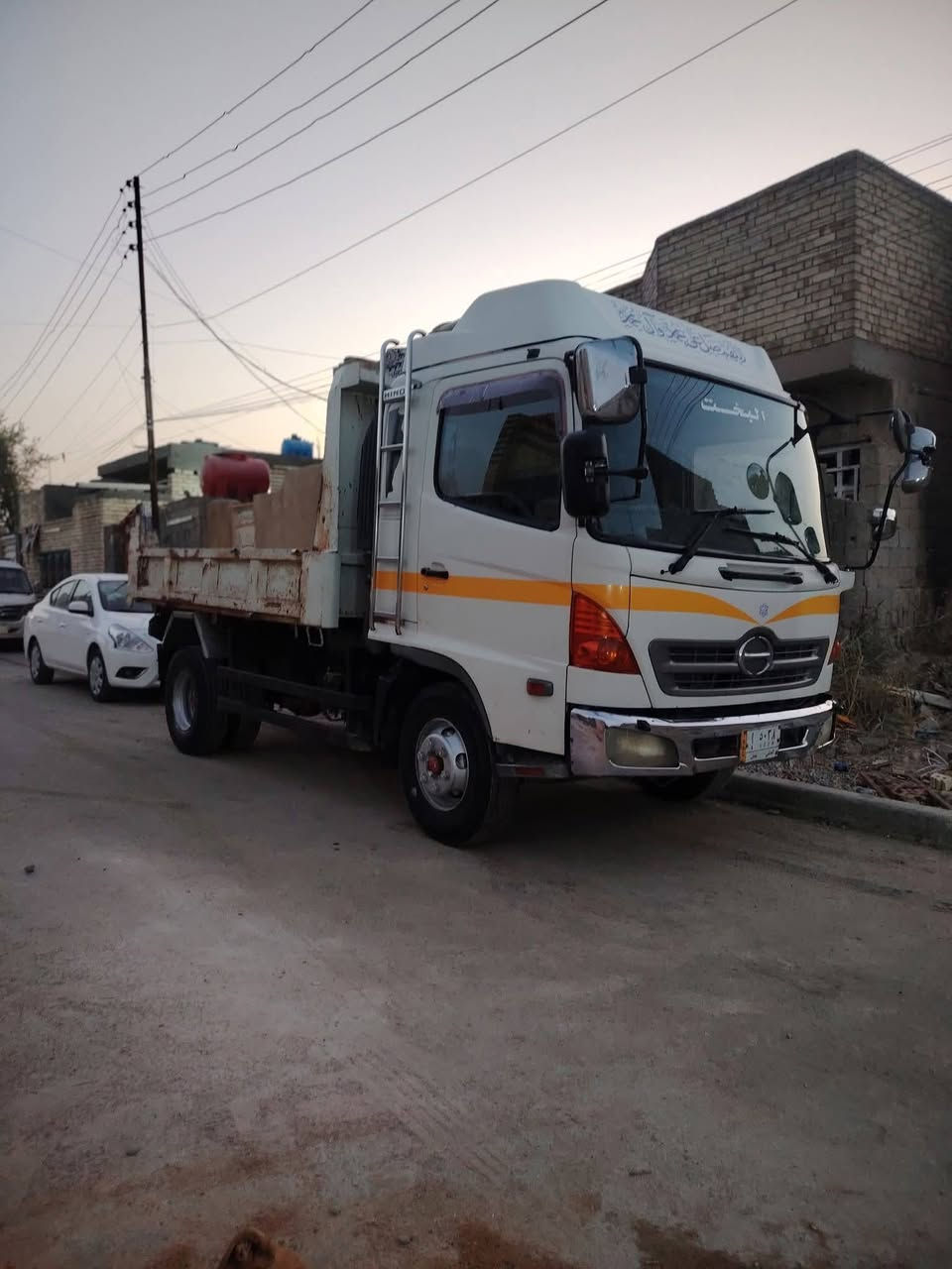 سياره هينو شيطان قلاب بلادي موديل 2002 أصل ما معلايه رقم رقم انكليزي سياره كلها بلادي  *********** المكان بغداد سياره بسمي يرهم مروس رقم مميز 5038
