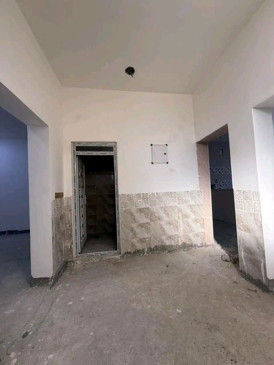 دار للأيجار  الدار غير مسكون سابقاً
المساحة :: 200 متر 

موقع الدار :: ابي غرق حي الحسين قرب مشروع الماء 

🚫طابق واحد :: صالة / هول / مطبخ / غرفة عدد 2 / كراج / صحيات داخليه وخارجيه / منور 

         ( نقص الدار أرضية فقط ) 
————————————————-
للاستفسار مراسلة الصفحه 
او الاتصال على الرقم 
 ***********
—————— 
  الواثق للعقار
