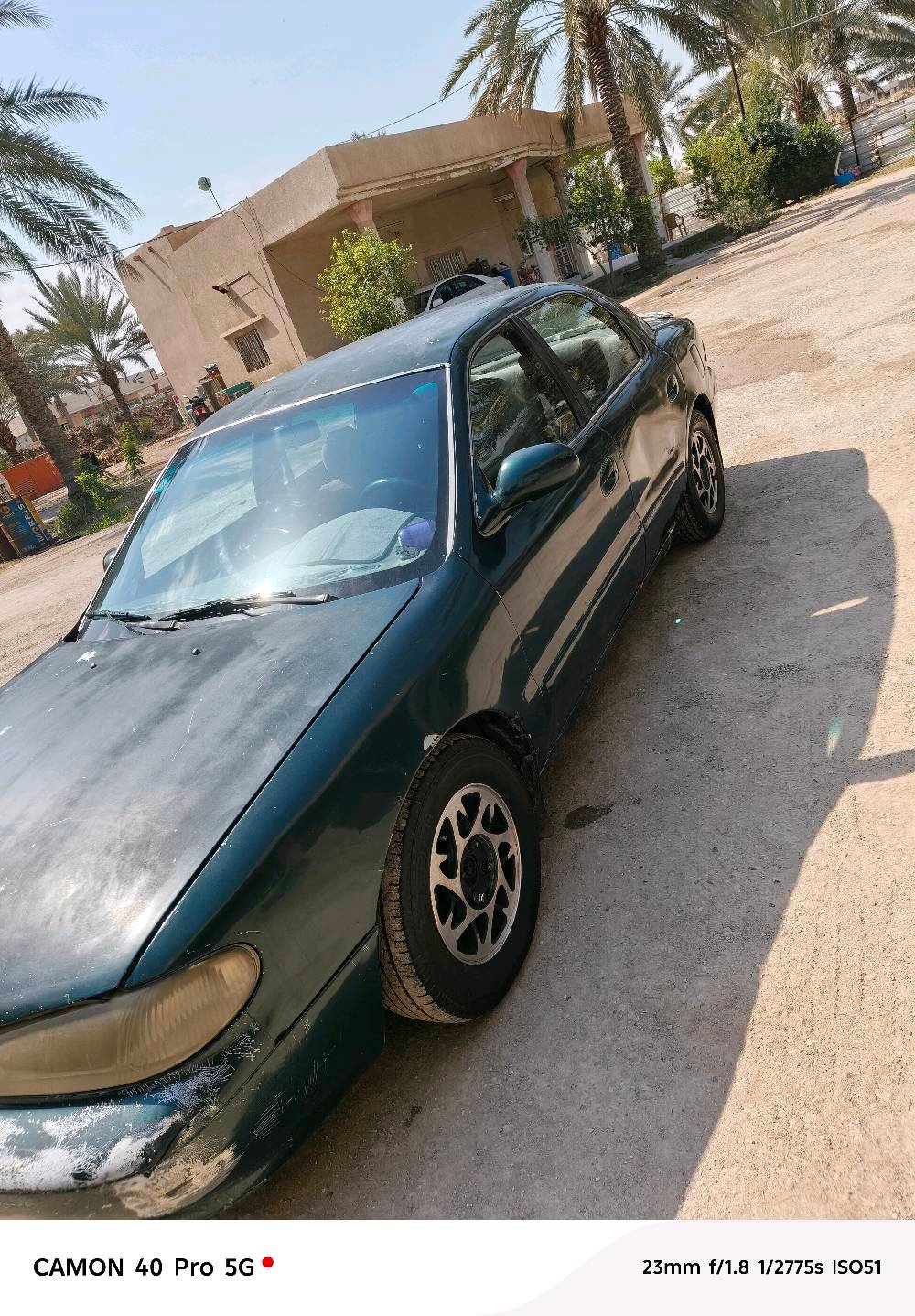 أنا أعرض سيارة كيا قديمة للبيع بلون أخضر غامق. السيارة ذات هيكل خارجي بحالة تحتاج لتجديد، تظهر علامات الاستخدام عليها. محرك السيارة بحالة جيدة ويحتاج لفحص دوري للتأكد من الأداء. الداخلية نظيفة ومُعتنى بها بشكل جيد.