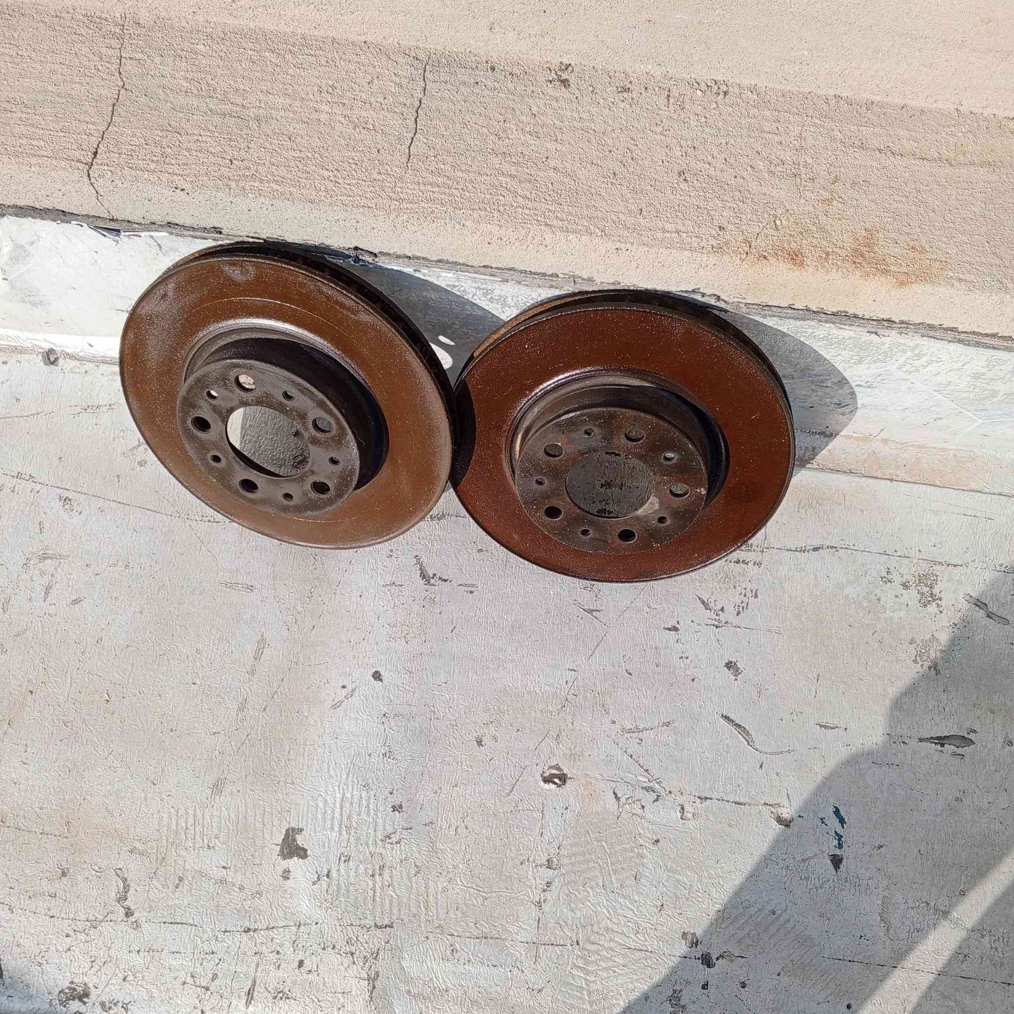 السلام عليكم 
موضح بالصور غراض فالفو ٩٤٠ الي  محتاج اي شغلة يتصل على الرقم ويدلل يريد كلهن  يقيم الي يرضي الله *********** واكو فراش دشبول V70و ٩٤٠ اخر قطعتين
