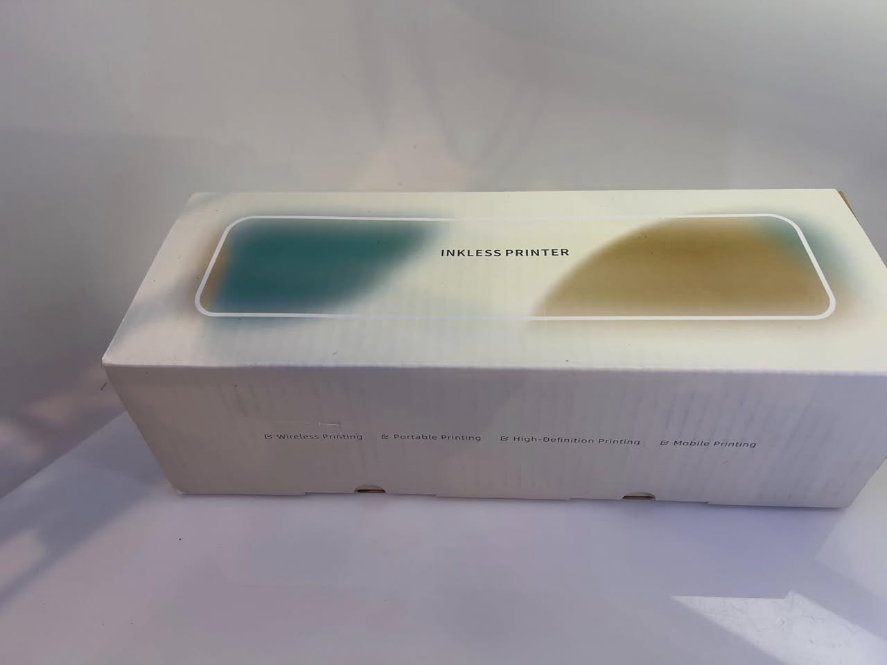 الجهاز الموضح في الصورة هو طابعة حرارية محمولة (Inkless Printer)، وهي مصممة للعمل بدون الحاجة إلى أحبار سائلة أو خراطيش حبر تقليدية.أبرز ميزات وتفاصيل الجهاز:تقنية الطباعة: تعتمد على الطباعة الحرارية؛ حيث تتفاعل رؤوس الطباعة مع ورق حراري خاص لإنتاج النصوص والصور.الاتصال: تدعم الاتصال اللاسلكي عبر البلوتوث (Bluetooth) بالهواتف الذكية (Android و iOS)، كما يمكن توصيلها بأجهزة الكمبيوتر عبر كابل USB.سهولة النقل: تتميز بحجم صغير وخفيف الوزن، مما يجعلها مثالية للسفر، العمل الميداني، أو الاستخدام في السيارة والمدرسة.البطارية: تعمل ببطارية قابلة لإعادة الشحن (عادةً بسعة 1200 مللي أمبير)، مما يغني عن الحاجة لتوصيلها بمصدر طاقة دائم أثناء الاستخدام.نوع الورق: تدعم عادةً الورق الحراري مقاس A4 أو لفات الورق الحراري للملصقات والفواتير.الاستخدامات الشائعة:طباعة المستندات والفواتير بشكل سريع في المتاجر والمطاعم.طباعة الملصقات والباركود.استخدامها كطابعة شخصية للملاحظات والملخصات الدراسية.


**إذا كنت صاحب هذا الإعلان وتريد حذفه لأي سبب، رجاءا أرسل رسالة إلى الدعم الفني**