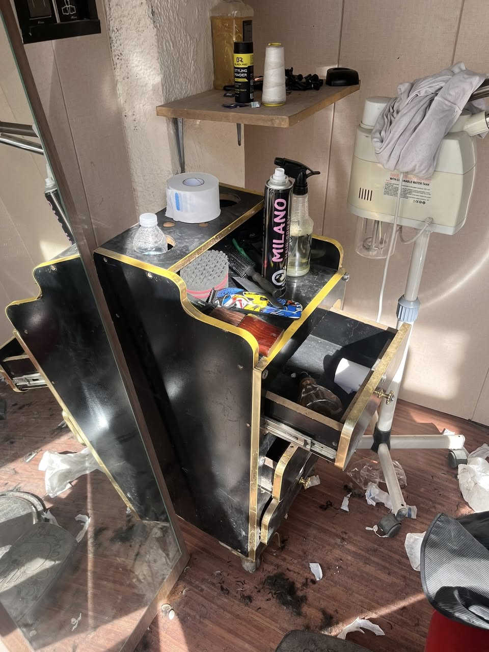 غراض حلااقه كامله للبيع  العنوان نجف حي الجامعه ***********
