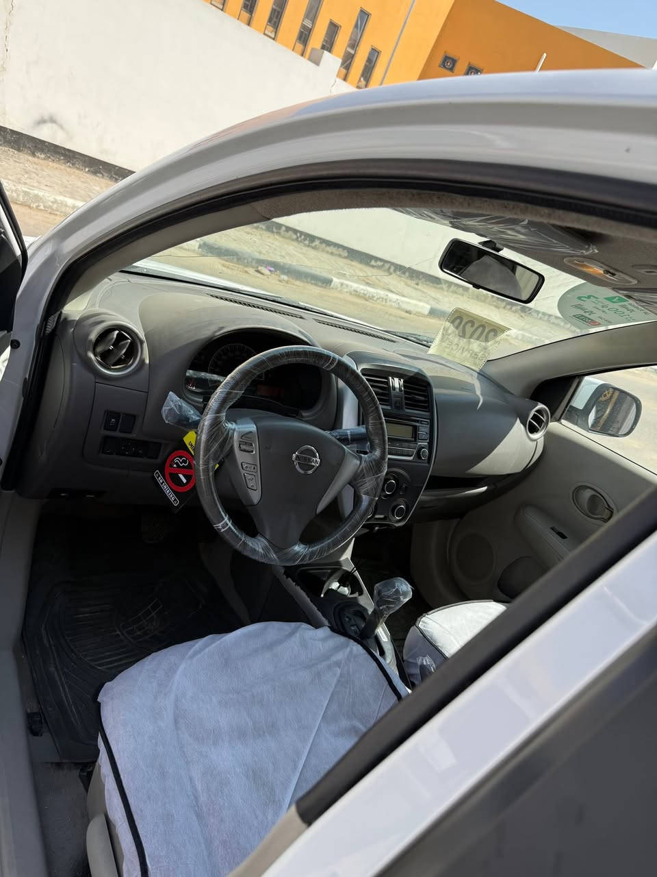 نيسان سني 2020 هندي بليته زركه فول مواصفات مكفوله من الضربه بيه مدكر الأمامي صبغ اثر شخط وصبغته بدون دواخل وحالوب خفيف ولباقي كفاله 
أربع جام كهربائي تبريد قطعتين تحكم ستيرن ويل كب
ماشيه 70 مكينه وكير وتبريد وحداديه كله كفاله 
بأسم شركه سعر 92 
الاستفسار على رقم ***********
