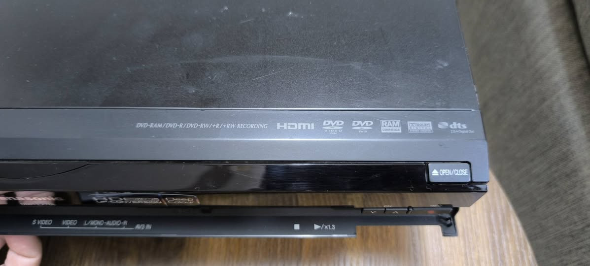 السلام عليكم
جهاز DVD 
ماركه Panasonic 
صناعه سلوفاكيا 
يحتوي على هارد ديسك 160 كيكا 
مخرج HD.AV
كامل شغال 
مع الريموت كنترول 
السعر 40 الف 
التوصيل 5 بغداد 6 باقي المحافظات


**إذا كنت صاحب هذا الإعلان وتريد حذفه لأي سبب، رجاءا أرسل رسالة إلى الدعم الفني**