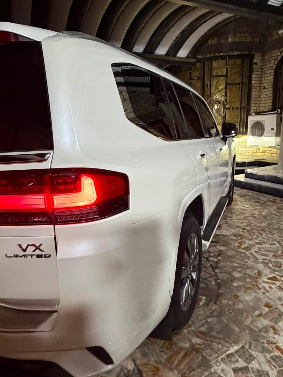 لاندكروزر2024 VX Limited توين توربو 3.5L V6
هذي أعلى فئة فل كامل " بالخليج، 
يجي محرك بنزين توين توربو 
*1. المحرك والأداء*
- *المحرك*: 3.5L V6 توين توربو بنزين V35A-FTS
- *القوة*: 409 حصان @ 5200 
- *القير*: أوتوماتيك 10 سرعات
- *الدفع*: رباعي دائم Full-Time 4WD
*3. مواصفات فئة VX Limited - فل أوبشن خليجي*
*الخارجية:*
- جنوط 20 إنش
- كشافات BI-LED مع تعديل تلقائي + High Beam Assist
- كشافات ضباب LED أمامي وخلفي
- دواسات جانبية مضيئة ألمنيوم
- مرايا كهرباء تطوي + تسخين + تعتيم + ذاكرة
- سقف بانوراما/فتحة
- شنطة كهرباء
-

*الداخلية والراحة:
- مقاعد جلد فاخر
- مقاعد أمامية + صف ثاني تهوية وتسخين وكهرباء وذاكرة
- مكيف 4 مناطق مستقل
- طارة جلد + خشب كهرباء
- شاشة 12.3 إنش
- شاشة عرض على القزاز HUD
- نظام صوتي JBL 14 سماعة
- شاشات خلفية 11.6 إنش للركاب
- ثلاجة تبريد/تسخين بالكونسول
- شاحن لاسلكي 83a7666f

*الأمان والأنظمة:*
- Toyota Safety Sense 3.0
- رادار + مثبت سرعة تكيفي
- تنبيه الخروج عن المسار LDA + مساعد الحفاظ على المسار LTA
- كاميرات 360 بانورامية
- حساسات أمامية خلفية
- مراقبة النقطة العمياء BSM
مكان السيارة البصرة

رقم صاحب السيارة.  ***********
السعر 793 قفل 🔒
