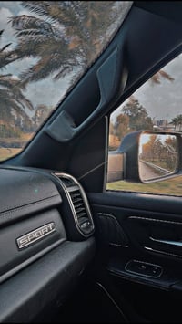 سيارة دوج رام موديل 2022  فئة السيارة سبورت بلاك ادشن ماشية( 73 الف كي...