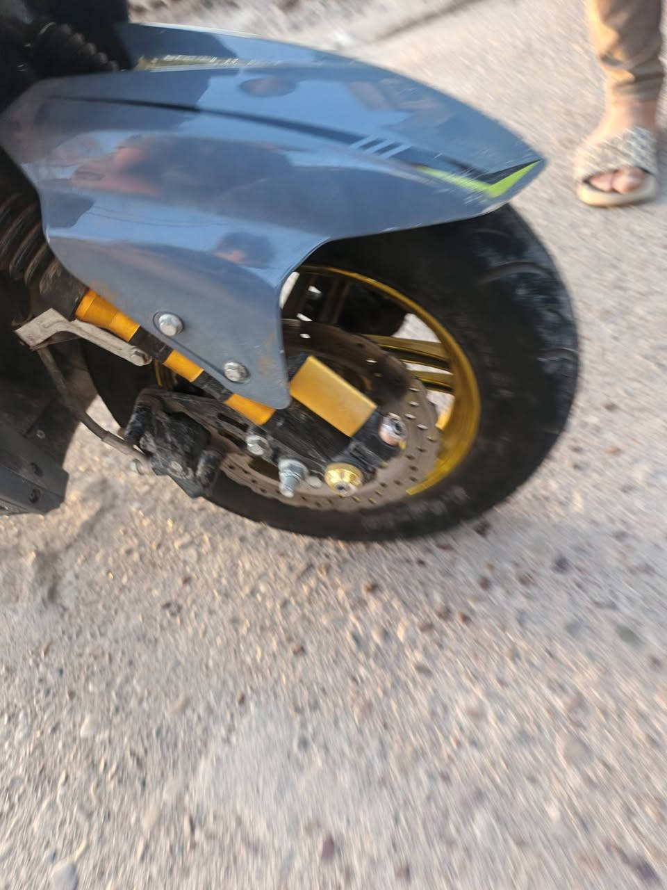 السلام عليكم. دراجه شحن سكنس ثعلب
تايرات رياضي 
6 بطاريات 
شحن سريع مع الشاحنه 
2 سويج +كارت
سرعه 75 حقيقي 
صندوق كبير 
دراجه نضيفه بيهة شخوط قليله 
السعر 600 للتواصل على واتساب *********** 
المكان المحموديه
الملف 2000
