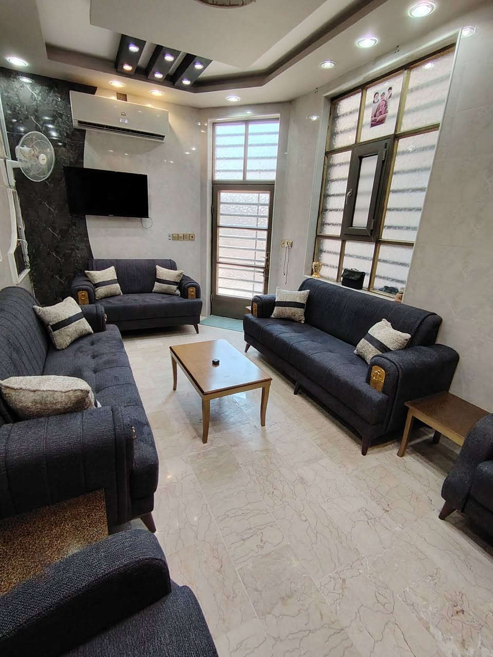 السلام عليكم
الدار للبيع المساحة 100 متر طابقين الواجهة 5م والنزال 20م
-الشارع بعرض 15 متر
-الموقع النجف حي الجامعة منطقة ال 28 قرب مدرسة الرفاه.

يتكون الدار من :
3 غرف
و 3 صحيات داخلية وخارجة

يتكون:
الطابق الأرضي من استقبال وصالة ومطبخ وغرفة وصحيات داخلية وخارجية
والطابق الاول غرفتين وصالة وصحيات
والطابق الثاني بيتونة وسطحين

للأستفسار الأتصال: 
(***********) اتصال او واتساب
