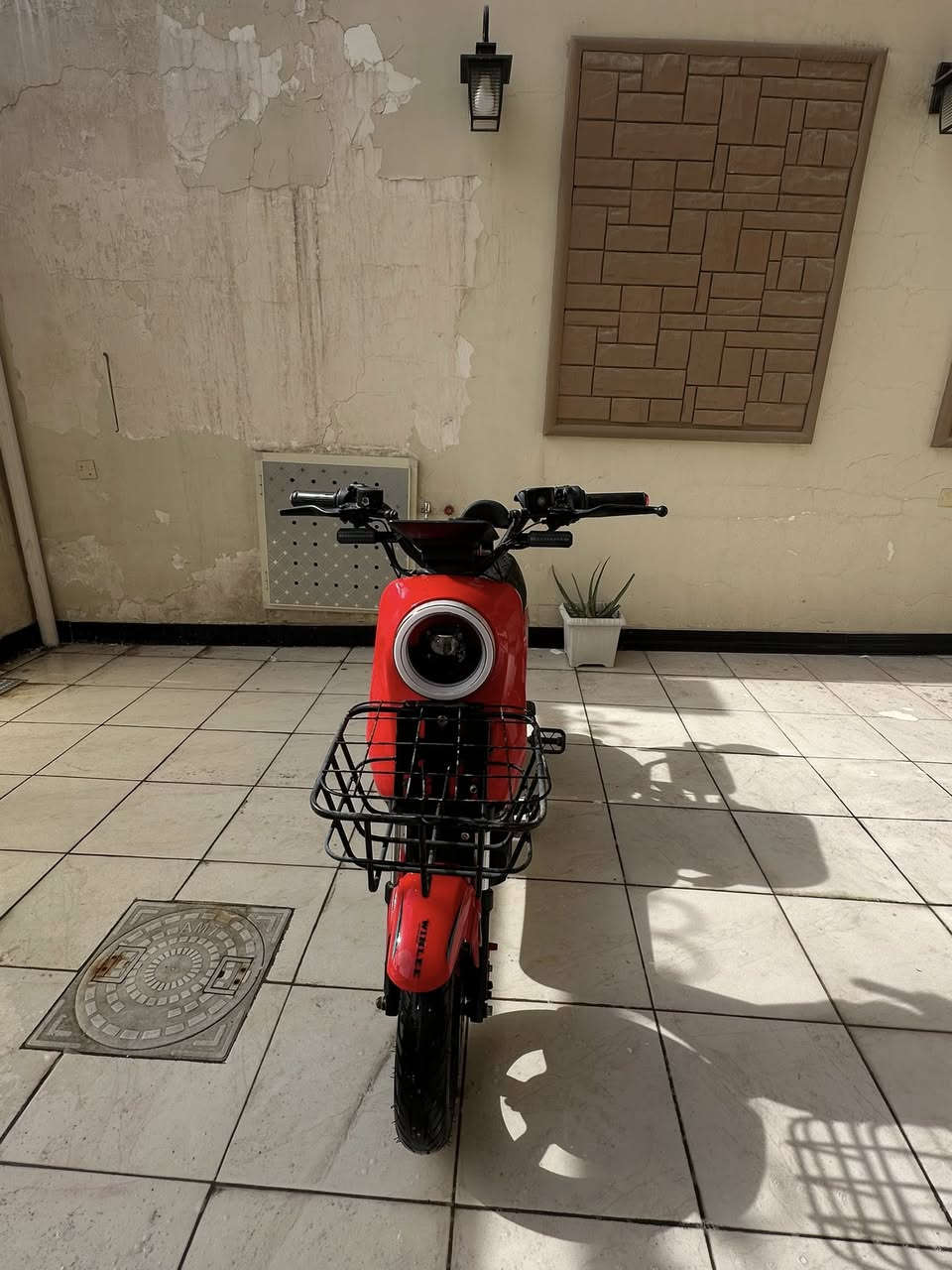 السلام عليكم دراجه شحن R9 متروكه صارله 3 اشهر بطاريات عطلانه الدراجه نضيفه مكاني / القبله حي الجامعه رقمي *********** 
السعر 350 و بيها مجال
