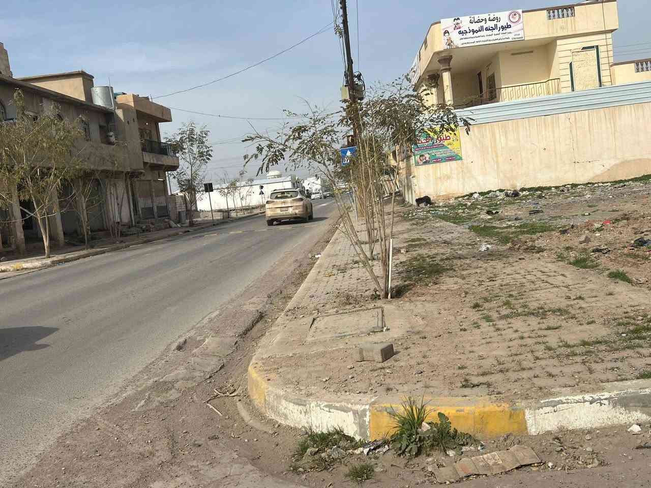 قطعة ارض تجارية ركن حي ةلقادة المساحة٣٥٢ م  الموقع الشارع الحولي قادة قادسية المؤدي الى الكورنيش وسايدين العلوى روضة طيور الجنة الواجهة على الشارع العام ٢٣م ونص العمق ١٥م تصلح محلات او عمارة تجارية اوسكنية السعر ٢٠٠مليون قابلة للمعاملة للاستفسار أكثر مراجعة مكتب الزغيت اوالاتصال على الرقم ***********
