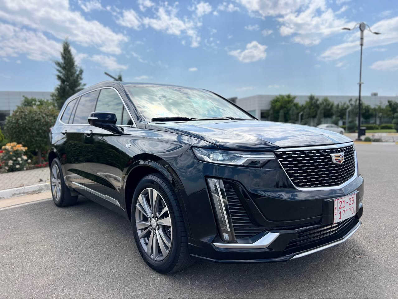 ‎🚘 للبيع – Cadillac XT6 موديل 2023 – اللون الأسود الفاخر

‎💰 السعر: 29,000 دولار فقط  ( فحص مؤقت ) بدون رقم 

⸻
‎⚙️ المواصفات الفنية:
‎ • المحرك: 3.6 لتر V6 بقوة 310 حصان
‎ • ناقل الحركة: أوتوماتيك 9 سرعات سلس وسريع الاستجابة
‎ • نظام الدفع: دفع رباعي (AWD) – ثبات ممتاز على الطرق
‎ • الوقود: بنزين
‎ • عدد الكيلومترات: [أدخل الرقم هنا]
‎ • التسارع: من 0 إلى 100 كم/س في 6.9 ثانية
‎ • استهلاك الوقود: حوالي 9.4 لتر لكل 100 كم (قيادة مختلطة)

⸻
‎🎯 المزايا الداخلية:
‎ • مقاعد جلد طبيعية فاخرة – 3 صفوف تتسع لـ 7 ركاب
‎ • مقاعد أمامية كهربائية مع خاصية التدفئة والتبريد
‎ • مقاعد الصف الثاني قابلة للطي والإنزلاق بسهولة
‎ • نظام صوت Bose فاخر بـ 14 سماعة لتجربة صوتية راقية
‎ • شاشة لمس وسطية 8 إنش + دعم Apple CarPlay و Android Auto
‎ • تحكم بالمناخ ثلاثي المناطق لكل صف تحكم مستقل
‎ • سقف بانوراما واسع يمنح إحساس بالرحابة
‎ • شحن لاسلكي للهاتف + منافذ USB أمامية وخلفية
‎ • إضاءة داخلية محيطية متعددة الألوان
⸻

‎🛡 أنظمة الأمان المتقدمة:
‎ • 7 وسائد هوائية موزعة داخل السيارة
‎ • نظام الفرملة التلقائية في حالات الطوارئ
‎ • تحذير مغادرة المسار + المساعدة في البقاء ضمن المسار
‎ • كاميرا رؤية شاملة 360 درجة
‎ • مثبت سرعة متكيف بالرادار
‎ • نظام كشف المشاة والتنبيه قبل الاصطدام الأمامي
‎ • حساسات أمامية وخلفية لركن أسهل

⸻

‎🌟 المزايا الخارجية:
‎ • لون أسود لامع فاخر مع لمسات كروم
‎ • جنوط ألمنيوم 20 إنش تصميم رياضي أنيق
‎ • باب خلفي كهربائي بفتح آلي (Hands-Free)
‎ • مرايا جانبية كهربائية قابلة للطي مع تدفئة
‎ • زجاج خلفي مظلل للخصوصية
‎ • أضواء أمامية وخلفية LED بالكامل

⸻

‎📩 للتواصل والاستفسار:*********** أربيل, العراق
