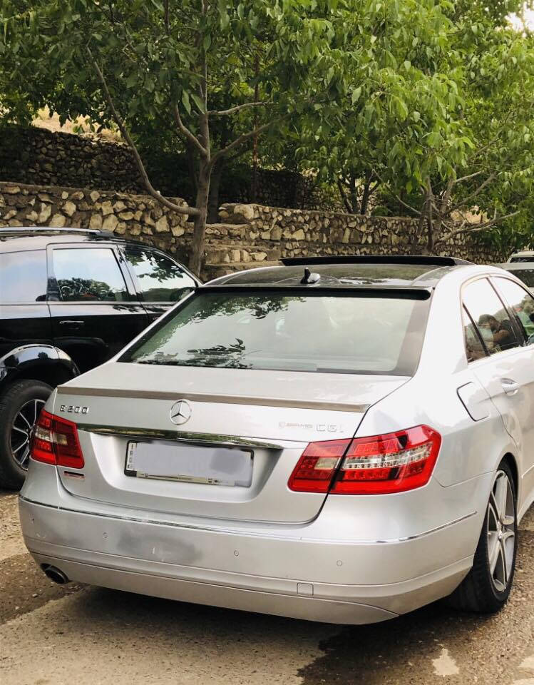 مارسدسE200 2012
سلام عليكم 
مارسدس E200 2012 
محرك 4 تيربو 
كير مكينه شرط  كير بطح 7 نمر
السيارة فول فول بس بصمه وبردات ما بيها 
1: ناظور ليلي 
2: رادار
3: حساسات فول امامي خلفي جانبي
4: اوتو بريك 
5: تحديد مسار
6: بنوراما
7: كشنات جلد هيتر 
8: لايتات ديناميكي ويا الاسترين 
9: دبل اسويج 
10 : السيارة وارد الماني وين ما تريد روح بيها 
السيارة بيها اهواي مواصفات بعد 
 سنوية ورقم جديد لي سنة2028
———————————-
ملاحظة:
السيارة الدعاميات والدوسات صبغ 
وباب خلف النفر صبغ وهلال الجاملغ كلير مقحل اشوي من البانزين 
وباب خلف السايق بيها رصعه اصغيره
موضحه بلصور 
————————————
سعر السيارة 180 
————————————
ملاحظة: 
ولحد يجي ويكلي شفت اختها 160مدري 150 وهوا كلشي ما يعرف بلمارسدس وكن شاف وارد امريكي وما بيها قطرة مواصفات 
 ————————————
مكان السيارة / دهوك 
***********
