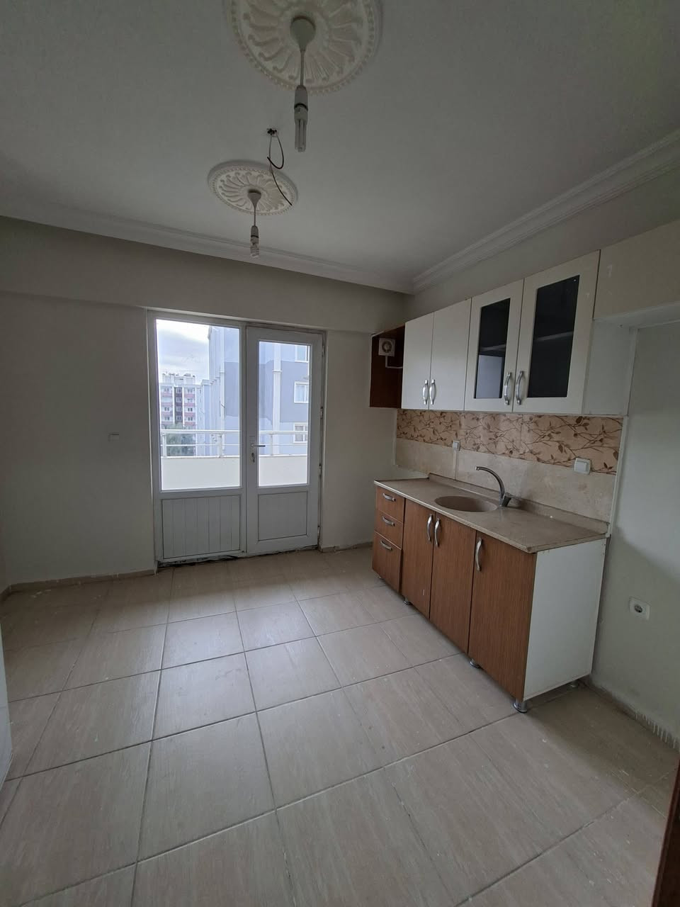 شقة فارغة للايجار في مجمع رامي لاند قرب جامعة نوروز بحالة جيدة جدا وموقع مميز مع السبالت مطلة على الحديقة 
عمارة. / B13
طابق / 5  خامس 
واجهة / جنوب غرب 
الشقة /  ٢ غرف نوم ( ١ سويت)/ استقبال / مطبخ /صحيات / ٢ بلكونة 
للاستفسار 
عقارات VIP سعد / دهوك - تناهي 
***********.  /   ***********
#عقارات #شقق #سكنية #ايجار #بيع #شراء #استثمار #راميلاند #افروستي #فرنسية #دهوك #موصل #نينوى #بغداد #اربيل #زاخو #سليمانية #مكاتب #شقة #مجمع #
