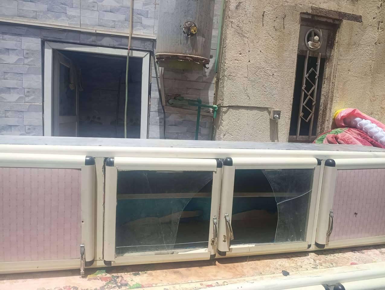 السلام عليكم غراض للبيع كاونتر وثلاجه وبوفيه وميز مال بلازمه بس مامصوره وعلي شلت ابيت زغير ومايكفي الاتصال ***********

