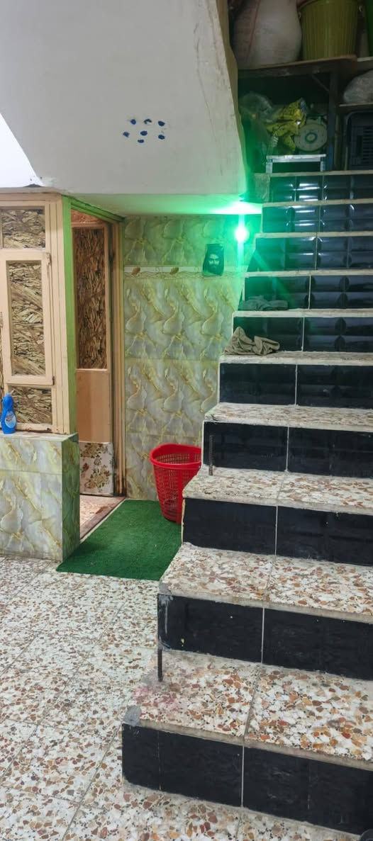 بيت طابو مساحه200 في دور الشرطه قرب محطة الكندي يحتوي على ستقبال ومطبخ وصاله وقرفتين  ومناور ثنين وصحيات خارجيه وداخليه السعر 200هاتف ‏‪0774 933 1694‬‏
