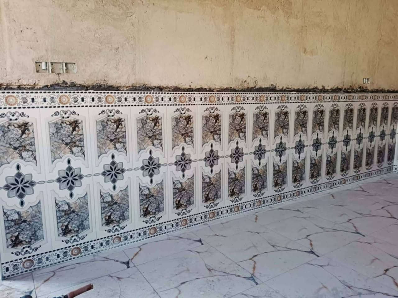 سلام عليكم 
اسطه سيراميك متفرغ حالين
اشتغل جدار ارضيه واجهات 
سعر م جدار6٫500
ارضيه 5٫500
رقم ه‍ ***********
