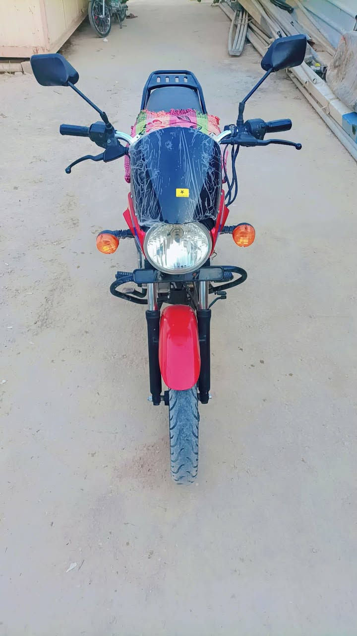 السلام عليكم  بوكسر للبيع موديل 23اوراق اصوالي مكينه  ما مفتوحه كفاله عامه الدراجه نضيفه شوفت عينك كهربائيات كله شغاله مكاني اطوريج ***********
