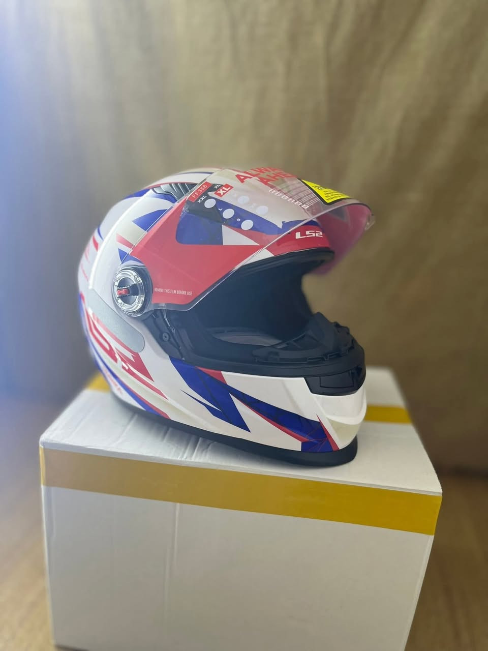 السلام عليكم خوذه Ls2 فچ ثابت XL 
الي تخدمة يتفضل خاص او يتصل سعرها 125
***********
